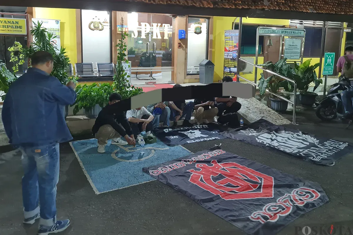 Kumpulan remaja konvoi sambil membawa bendera dan menyalakan petasan di jalan raya ditangkap unit Reskrim Polsek Palmerah, Jumat, 21 Maret 2025. (Sumber: Poskota/Pandi Ramedhan)