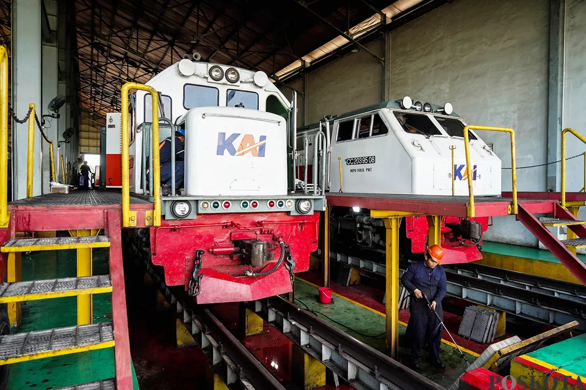 Petugas teknisi rollingstock PT. Kereta Api Indonesia (KAI) melakukan pengecekan mesin bagian dalam dan luar badan lokomotif persiapan perjalanan mudik Lebaran Idul Fitri 2025.(Sumber: Poskota/Bilal Nugraha Ginanjar)