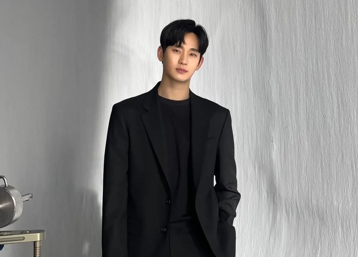 Drakor Knock Off yang dibintangi Kim Soo Hyun undur jadwal perilisannya. (Sumber: Instagram/@soohyun_k216)