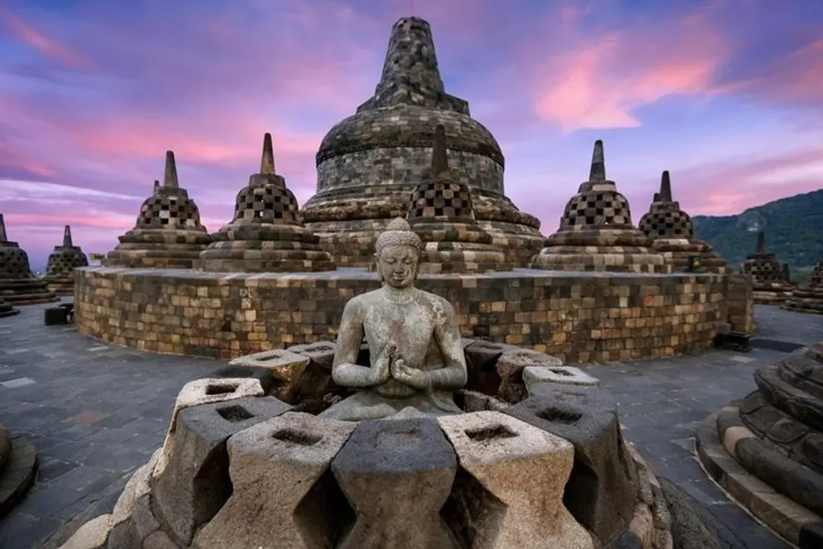 Candi Borobudur, destinasi wisata penuh sejarah dan keindahan alam yang memukau. (Sumber: Pinterest)