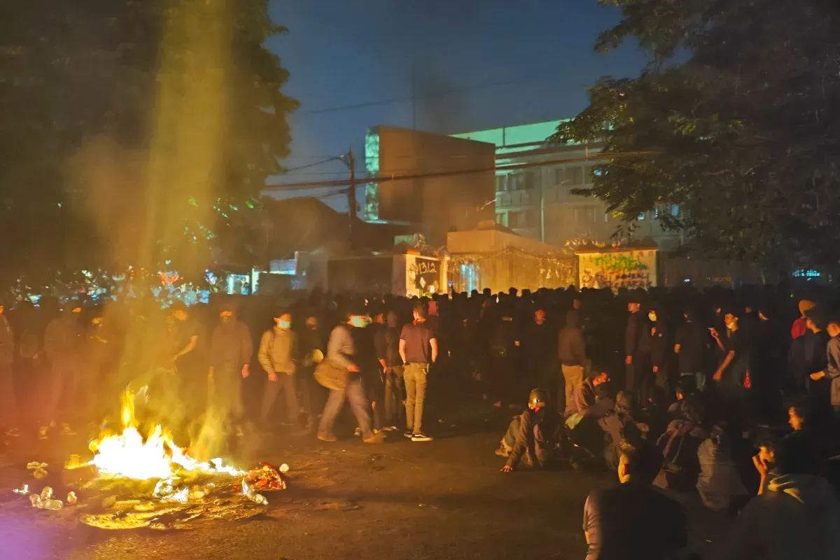 Potret aksi demonstrasi tolak UU TNI yang terjadi di Bandung pada Jumat, 21 Maret 2025. (Sumber: X/@barengwarga)