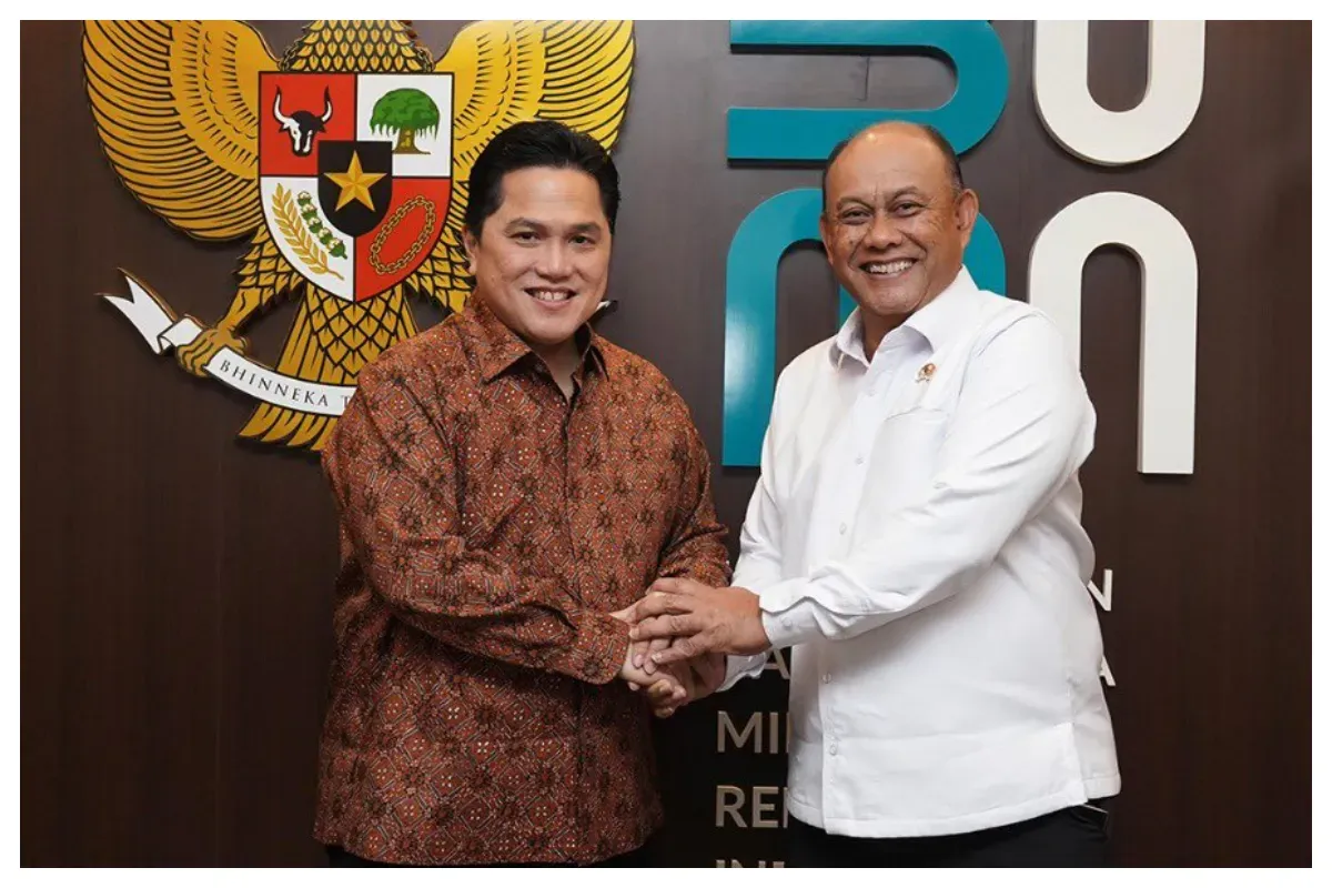 Kepala BGN Dadan Hindayana berfoto dengan Ketua PSSI Erick Thohir. (Sumber: X/@erickthohir)