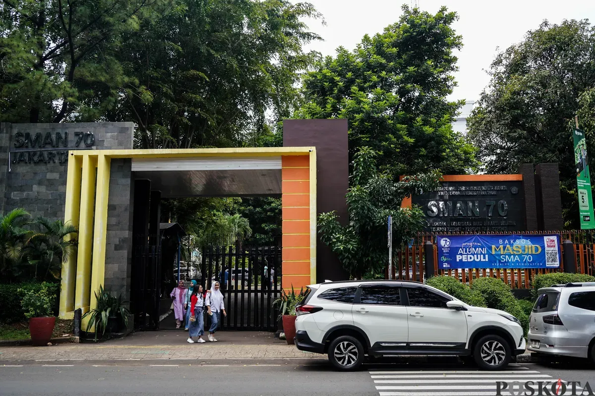 Siswa berjalan di depan SMAN 70 Jakarta, Jalan Bulungan, Kebayoran Lama, Jakarta Selatan, Jumat, 21 Maret 2025. (Sumber: Poskota/Bilal Nugraha Ginanjar)