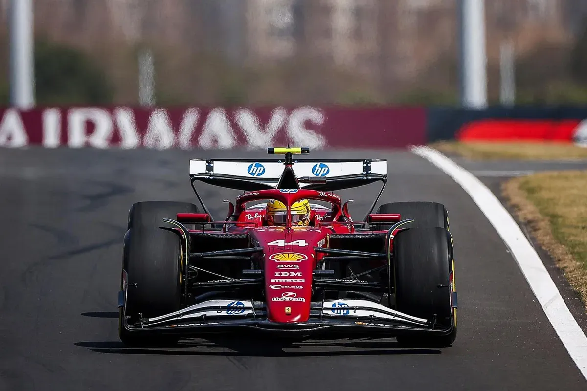 Lewis Hamilton memenangkan sprint race F1 GP China 2025 yang membuat posisinya di klasemen F1 2025 naik ke peringkat 7. (Sumber: Instagram @scuderiaferrari)