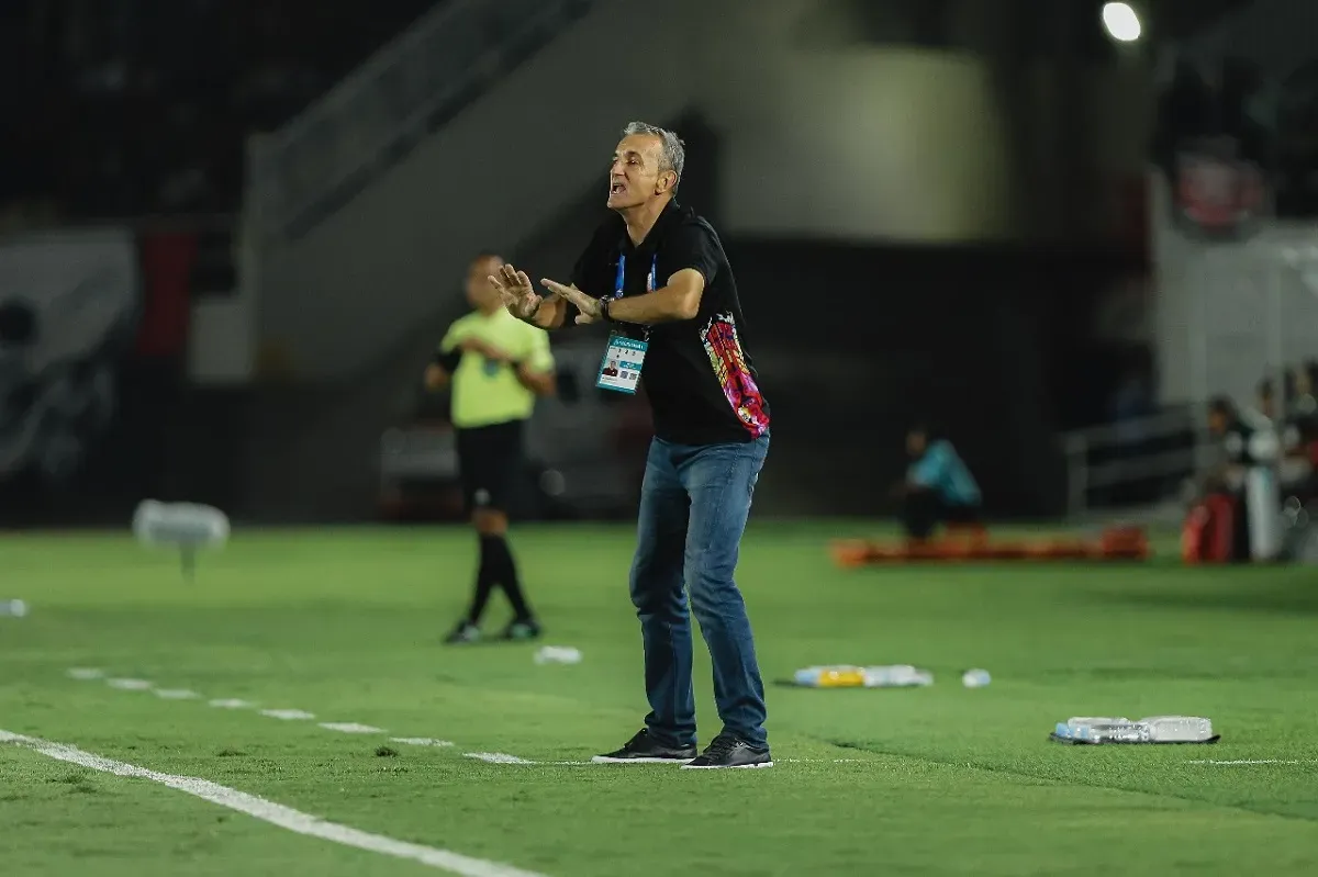 Mantan pelatih Persis Solo, Milomir Seslija kabarnya bakal menjadi pengganti Teco di Bali United. (Foto: persissolo.id)