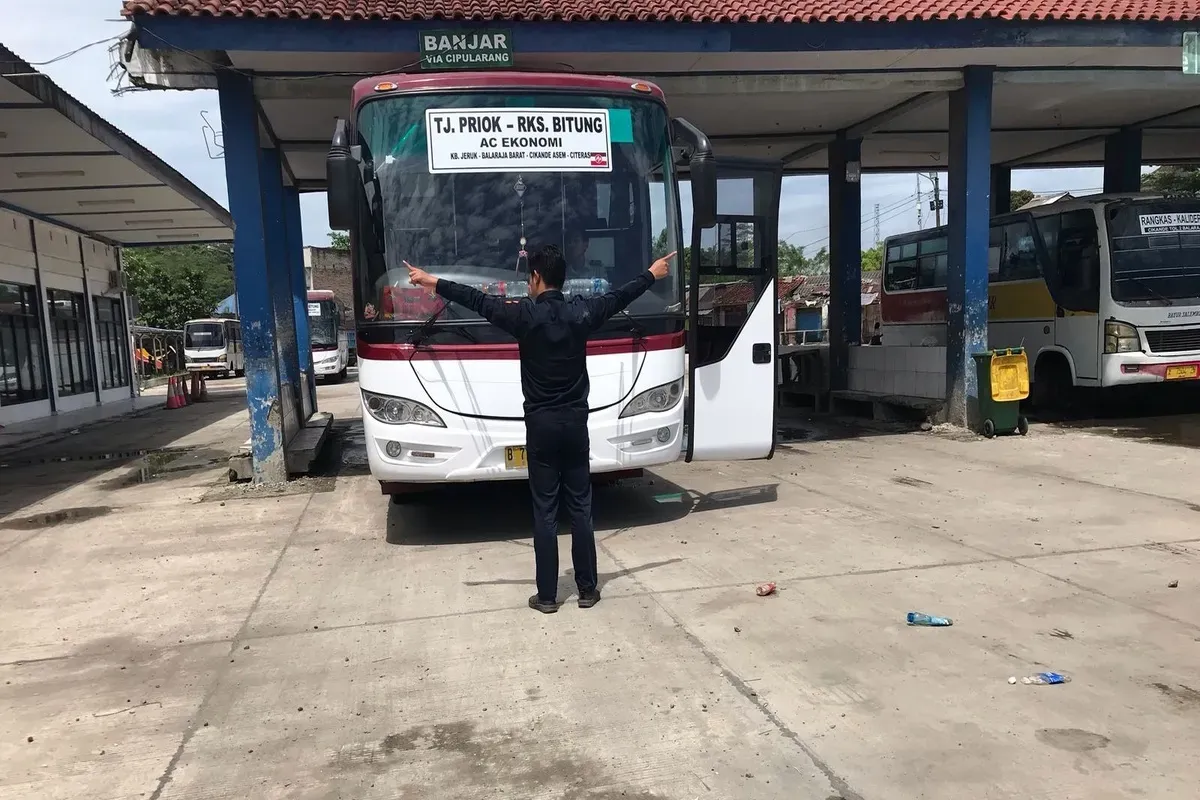 Petugas melakukan pengecekan terhadap sejumlah bus angkutan umum di Terminal Mandala, Lebak. (Sumber: Dok. Terminal Mandala)