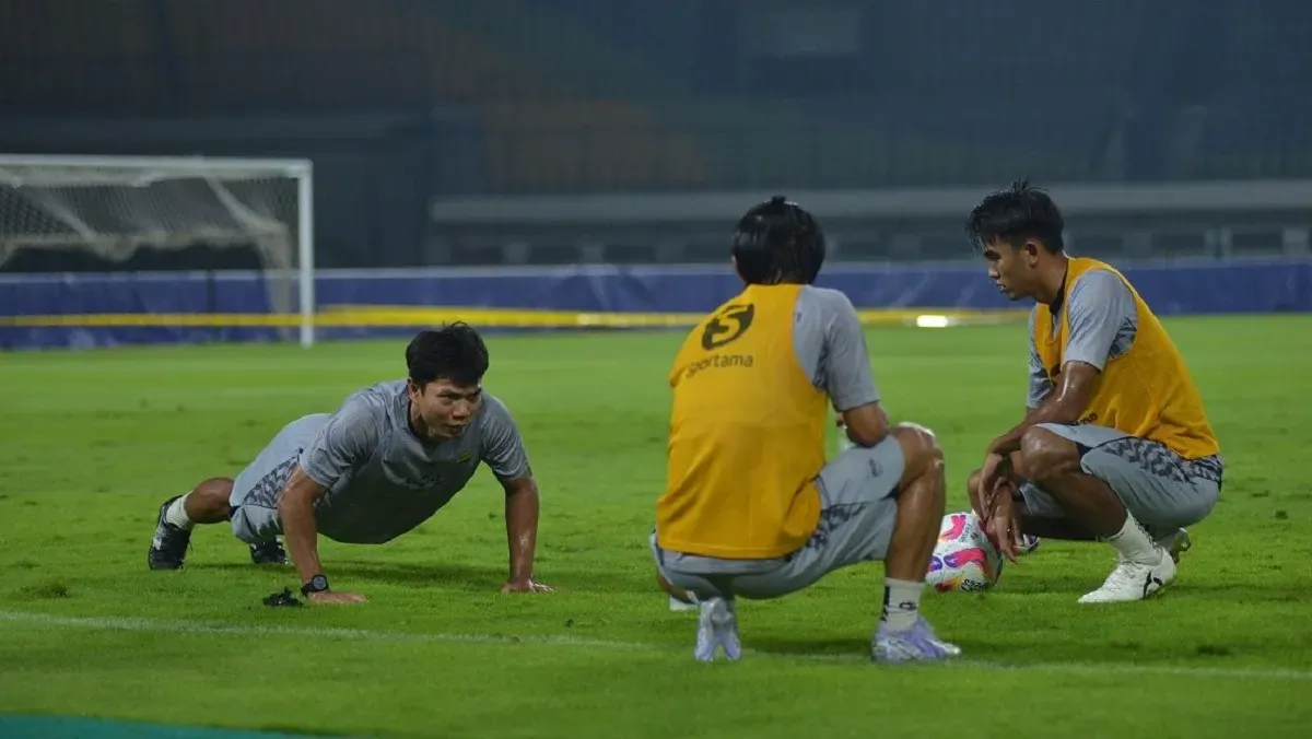 Persib jalani latihan pasca libur tanpa Bojan Hodak, di Stadion Gelora Bandung Lautan Api (GBLA), Jumat 21 Maret 2025. (Foto: persib.co.id)