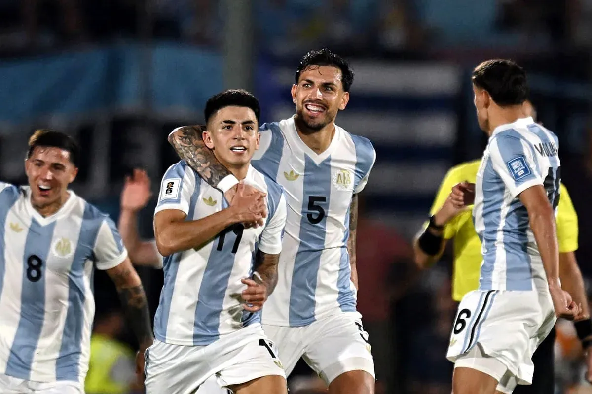 Para pemain Argentina merayakan gol yang dicetak Thiago Almada ke gawang Uruguay dalam pertandingan kualifikasi Piala Dunia 2026 Zona CONMEBOL. (Sumber: Instagram @copaamerica)