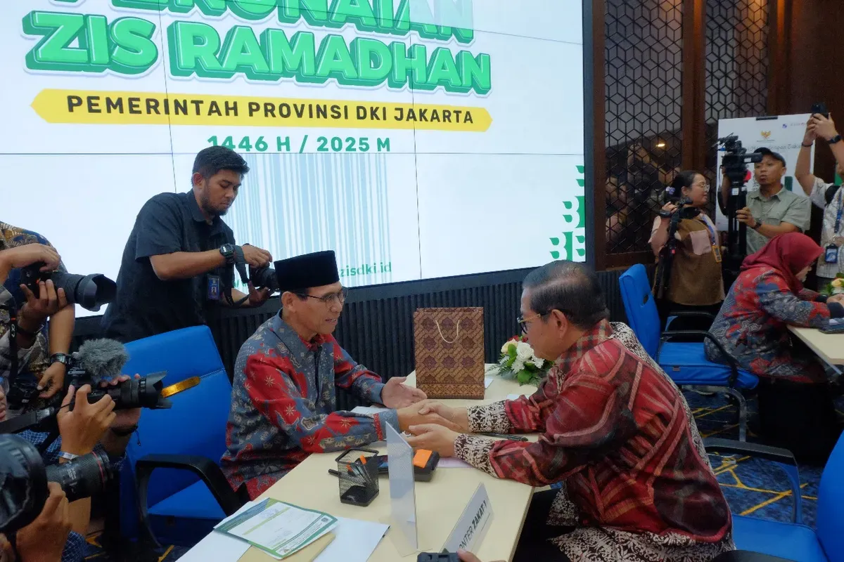 Gubernur Jakarta Pramono Anung menyalurkan zakat, infak, dan sedekah kepada BAZNAS BAZIS DKI. (Sumber: Dok. BAZNAS Jakarta)