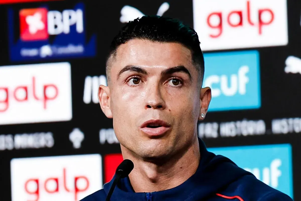 Cristiano Ronaldo memarahi wartawan saat konferensi pers jelang laga Portugal vs Denmark. (Sumber: Instagram @portugal)