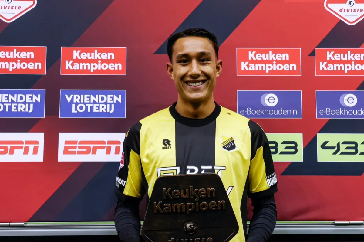 Potret Miliano Jonathans saat berseragam Vitesse yang dirumorkan akan melakukan naturalisasi menjadi pemain Timnas Indonesia. (Sumber: X/@ftblindonesia)