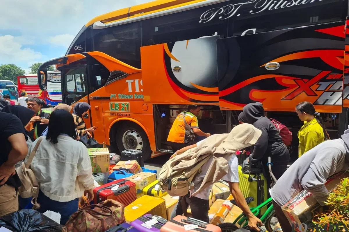 Pemudik di Terminal Kalideres bersiap menaiki bus pada H-8 Lebaran, Minggu 23 Maret 2025. (Sumber: Poskota/Pandi Ramedhan)