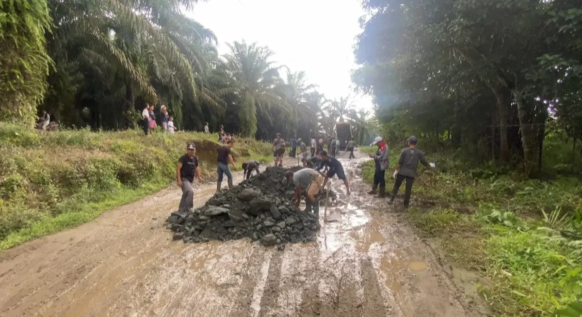 Puluhan warga Desa Tambak, Kecamatan Cimarga, Kabupaten Lebak, saat melakukan perbaikan jalan secara swadaya. (Sumber: Poskota/Samsul Fatoni)