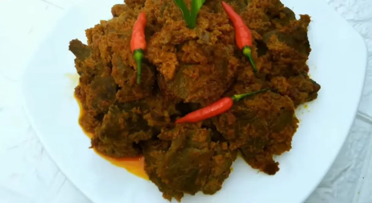 Ilustrasi. Tips memasak daging untuk mendapatkan hasil hidangan rendang yang empuk dan lezat saat Lebaran. (Sumber: Tangkap layar YouTube/Bisnis Ibu Rumah Tangga)