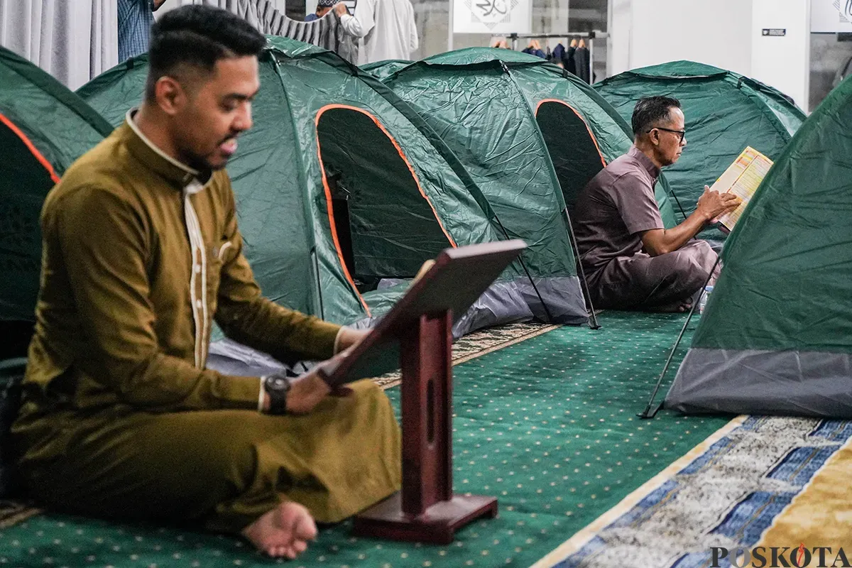 Umat muslim melakukan salat sunah dan membaca Al-Qur'an saat melaksanakan Itikaf Ramadhan pada malam Lailatul Qadar di Masjid Al-Falah, Bassura City, Jakarta Timur, Senin, 24 Maret 2025, malam. (Sumber: Poskota/Bilal Nugraha Ginanjar)