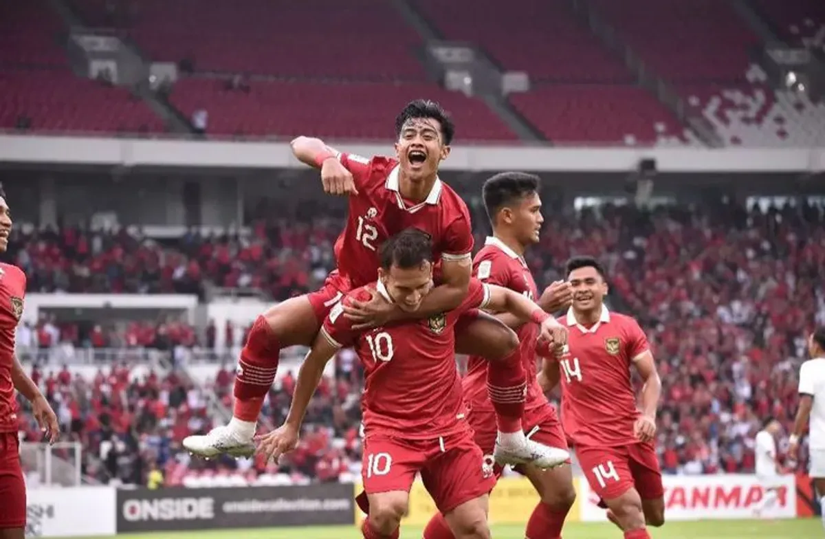 Timnas Indonesia berusaha bangkit di Stadion Gelora Bung Karno setelah kekalahan dari Australia. Akankah mereka mampu mengalahkan Bahrain? (Sumber: Pinterest/@edit gabut)