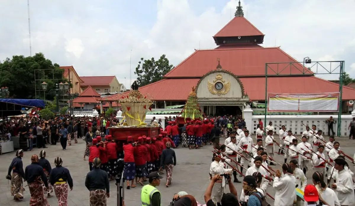 Salah satu tradisi Lebaran unik di Indonesia selain mudik yakni Grebeg Syawal. (Sumber: menpan.go.id)