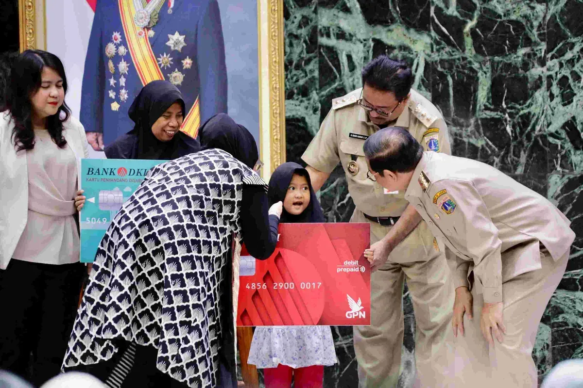 Pemberian Bansos PKD secara simbolis oleh Gubernur Jakarta, Pramono Anung, di Balai Kota, Jakarta Pusat, Selasa, 25 Maret 2025. (Sumber: Dok. Kominfotik)