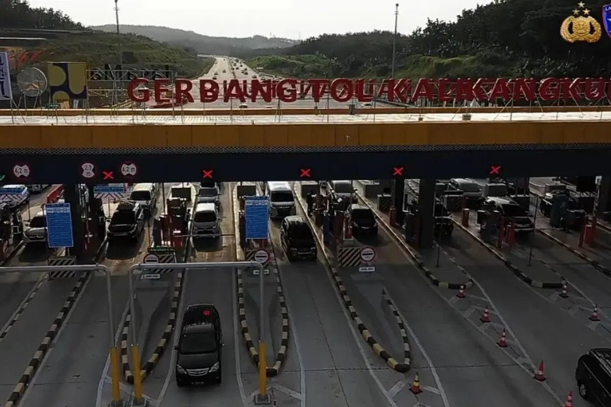 Ilustrasi. Kondisi Gerbang Tol Kalikangkung saat mudik lebaran 2025. (Sumber: YouTube/NTMC Korlantas Polri)