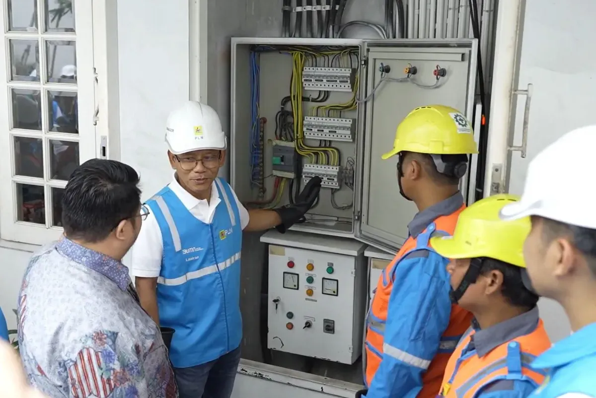 General Manager PLN Unit Induk Distribusi Jakarta Raya, Lasiran sedang inspeksi instalasi listrik masjid dalam rangka persiapan menyambut Hari Raya Idul Fitri 2025. (Sumber: Dok. PLN UID Jakarta Raya)