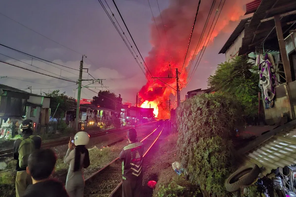 Potret kebakaran di jalur Kereta Rel Listrik (KRL) di lintasan antara Stasiun Duri dan Stasiun Grogol, Jakarta Barat, pada Selasa malam 18.27 WIB, 25 Maret 2025 (Sumber: X/@jehaes_)