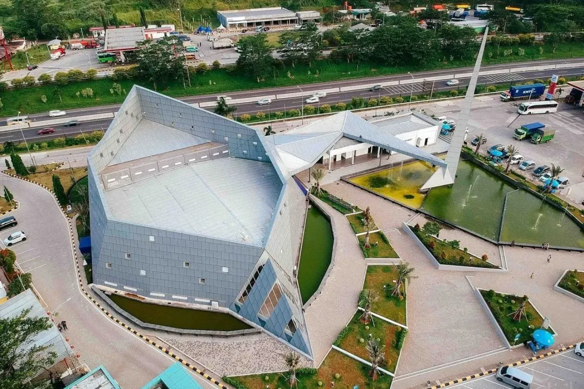 Masjid Al Safar menjadi salah satu masjid ikonik di rest area jalan tol yang cantik. (Sumber: X/@rizkidwika)