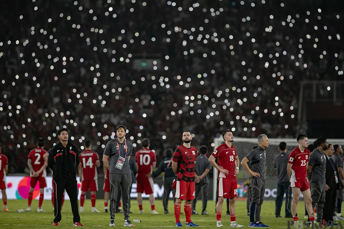 Para pemain Timnas Indonesia berjajar melingkar di tengah lapangan sambil menyanyikan lagu "Tanah Airku" serentak bersama penonton (Sumber: Poskota/Bilal Nugraha Ginanjar)