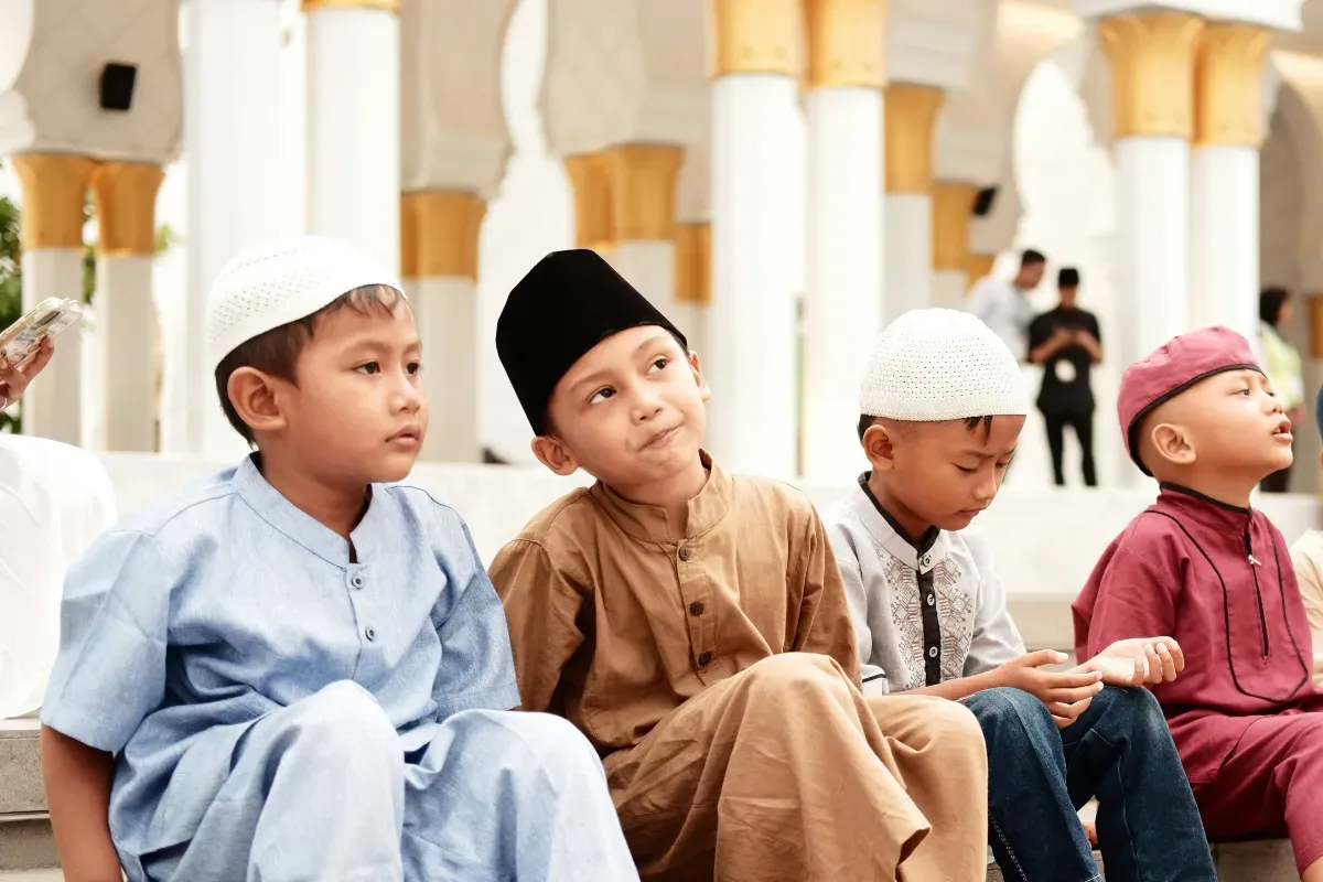 Hukum membayar zakat fitrah bagi anak kecil yang belum baligh. (Sumber: Unsplash/Aldin Nasrun)