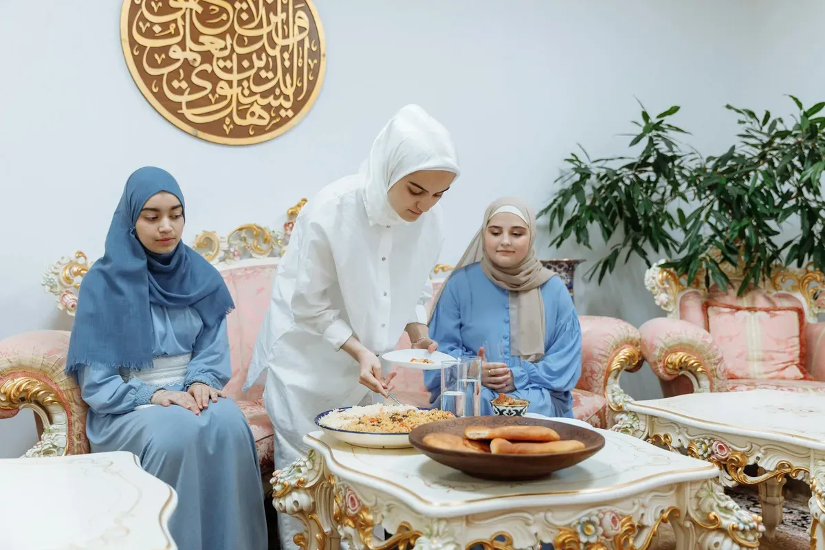 Ilustrasi menjalankan ibadah puasa Tarwiyah dan Arafah (Sumber: Pexels/Thirdman)