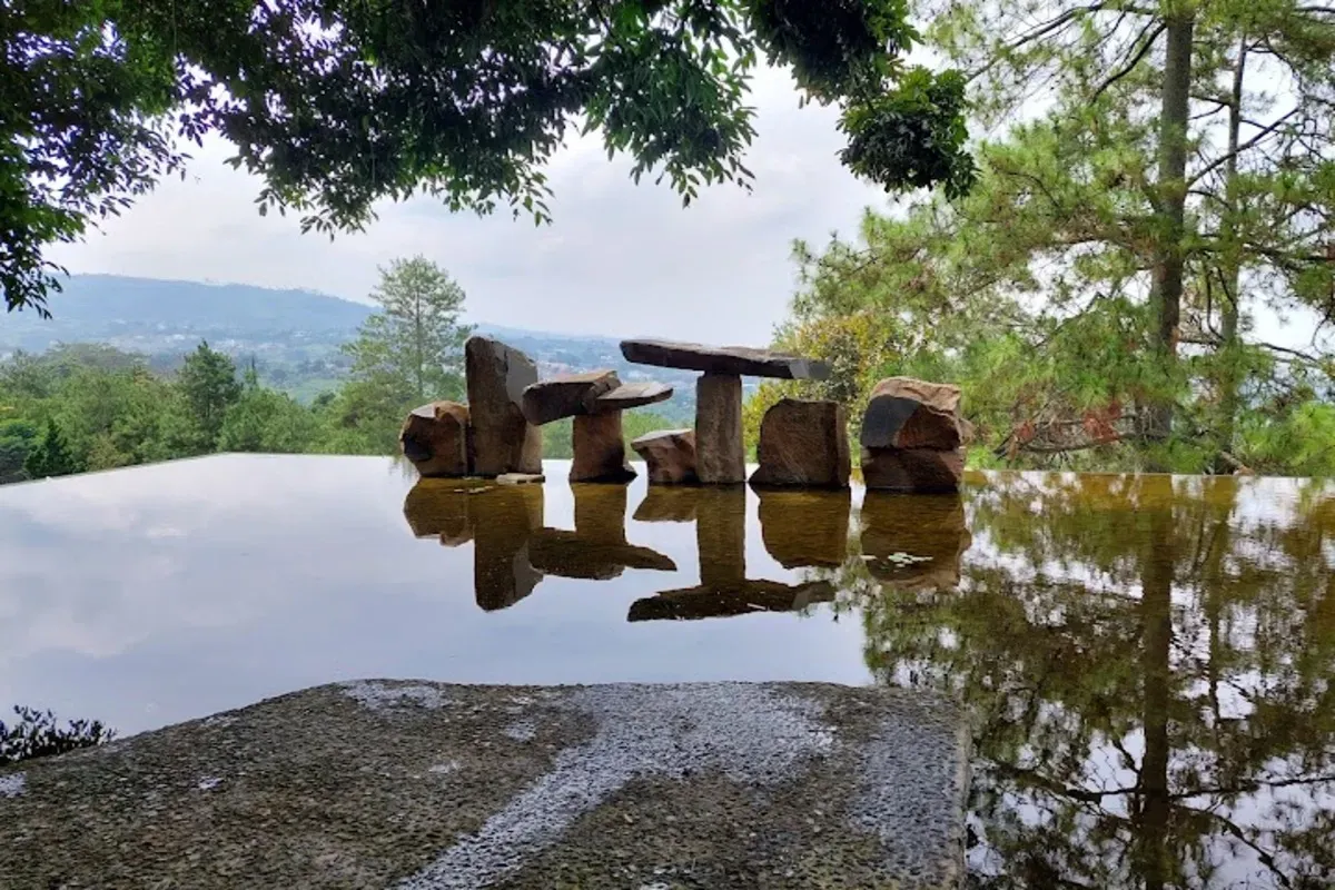 Sebuah instalasi seni batu di Wot Batu, Bandung, karya Sunaryo. Susunan batu yang artistik ini mencerminkan filosofi kehidupan dan spiritualitas, menciptakan harmoni antara seni dan alam. (Sumber: Google/Johannes Jul)