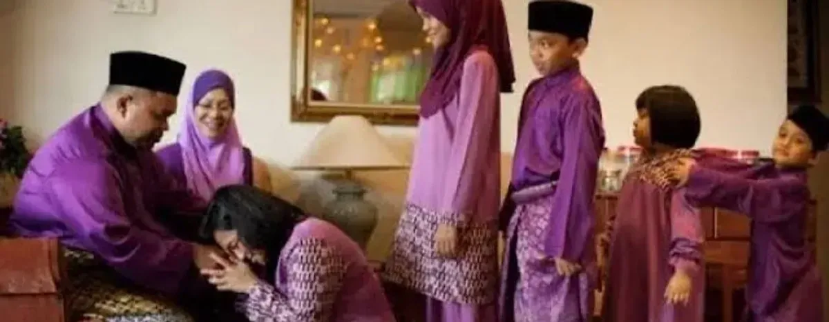 Ilustrasi. Filosofi sungkeman yang menjadi salah satu tradisi Lebaran di Indonesia. (Sumber: Tangkap layar YouTube/Intisari Online)