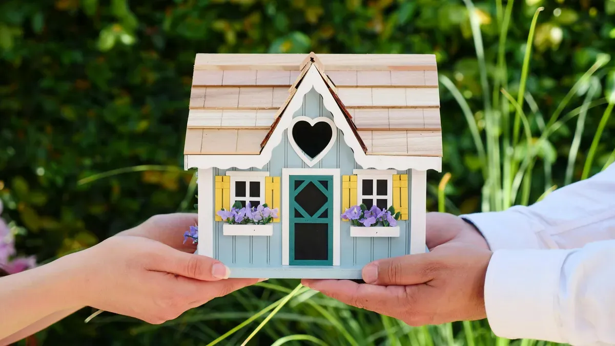 Cara beli rumah impian secara aman untuk pasangan muda. (Sumber: Pexels/Kindel Media)