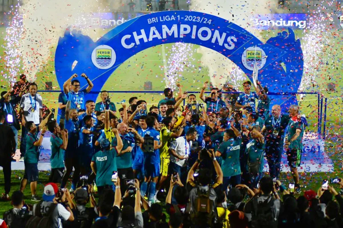 Ilustrasi syarat dan peluang Persib Bandung raih gelar back-to-back juara Liga 1 musim 2024/2025. (Sumber: Persib)