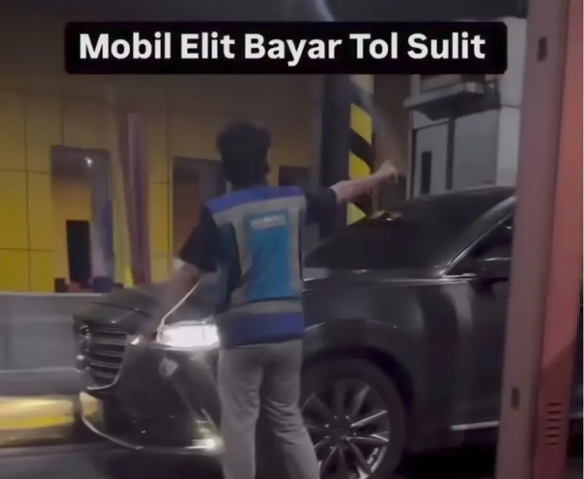 Pengemudi Mazda nekat menerobos palang tol di Gerbang Tol Gayamsari, Semarang, rusak fasilitas dan membahayakan orang. Insiden viral ini dilaporkan ke polisi oleh Jasa Marga. (Sumber: Capture @infoseputarsemarang)