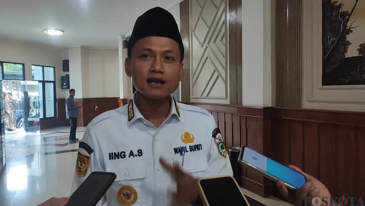 Wakil Bupati Pandeglang, Iing Andri Supriadi saat diwawancarai wartawan si Gedung DPRD Pandeglang. (Sumber: Poskota/Samsul Fatoni)