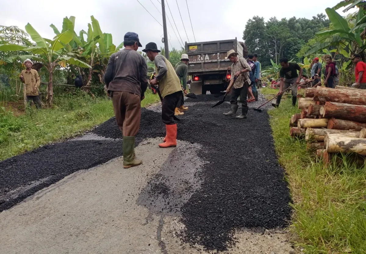 Sejumlah warga Cibitung, Kecamatan Cibitung, Kabupaten Pandeglang, saat melakukan perbaikan jalan rusak. (Sumber: Dok. Warga).