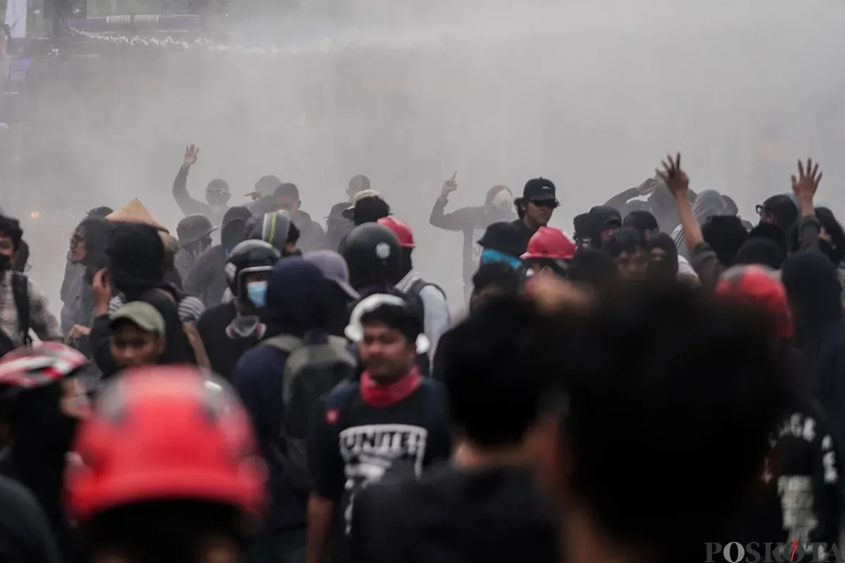Aksi massa buruh dari berbagai serkiat kerja saat memperingati hari Buruh Internasional (May Day) di depan komplek DPR RI, Jakarta, Kamis, 1 Mei 2025. (Sumber: Poskota/Bilal Nugraha Ginanjar)