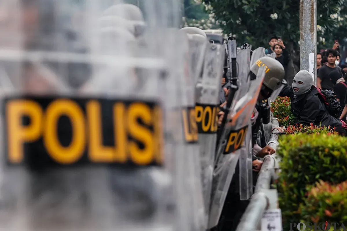 Aksi massa buruh dari berbagai serkiat kerja saat memperingati hari Buruh Internasional (May Day) di depan komplek DPR RI, Jakarta, Kamis, 1 Mei 2025. (Sumber: Poskota/Bilal Nugraha Ginanjar)
