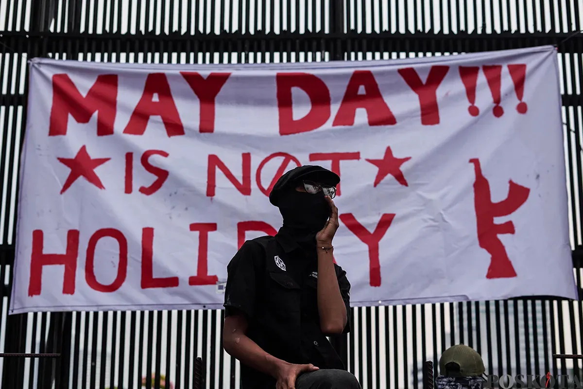 Aksi massa buruh dari berbagai serkiat kerja saat memperingati hari Buruh Internasional (May Day) di depan komplek DPR RI, Jakarta, Kamis, 1 Mei 2025. (Sumber: Poskota/Bilal Nugraha Ginanjar)