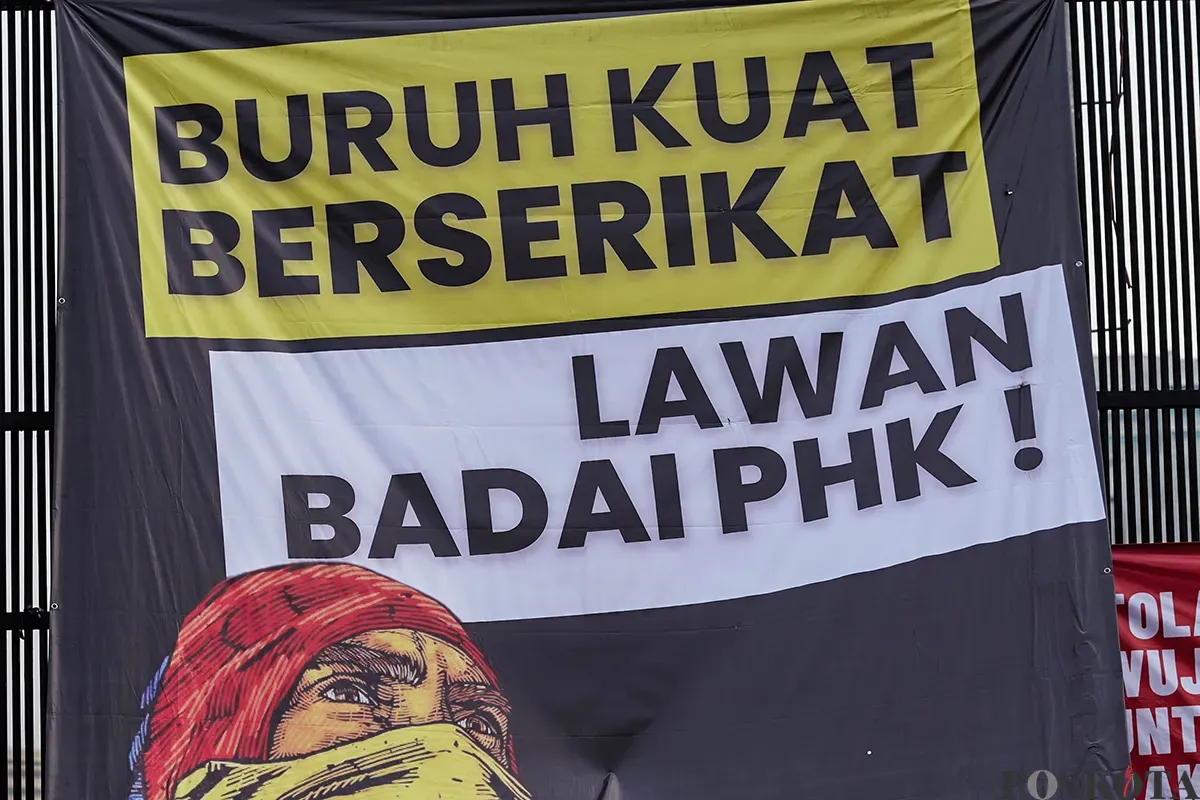 Aksi massa buruh dari berbagai serkiat kerja saat memperingati hari Buruh Internasional (May Day) di depan komplek DPR RI, Jakarta, Kamis, 1 Mei 2025. (Sumber: Poskota/Bilal Nugraha Ginanjar)