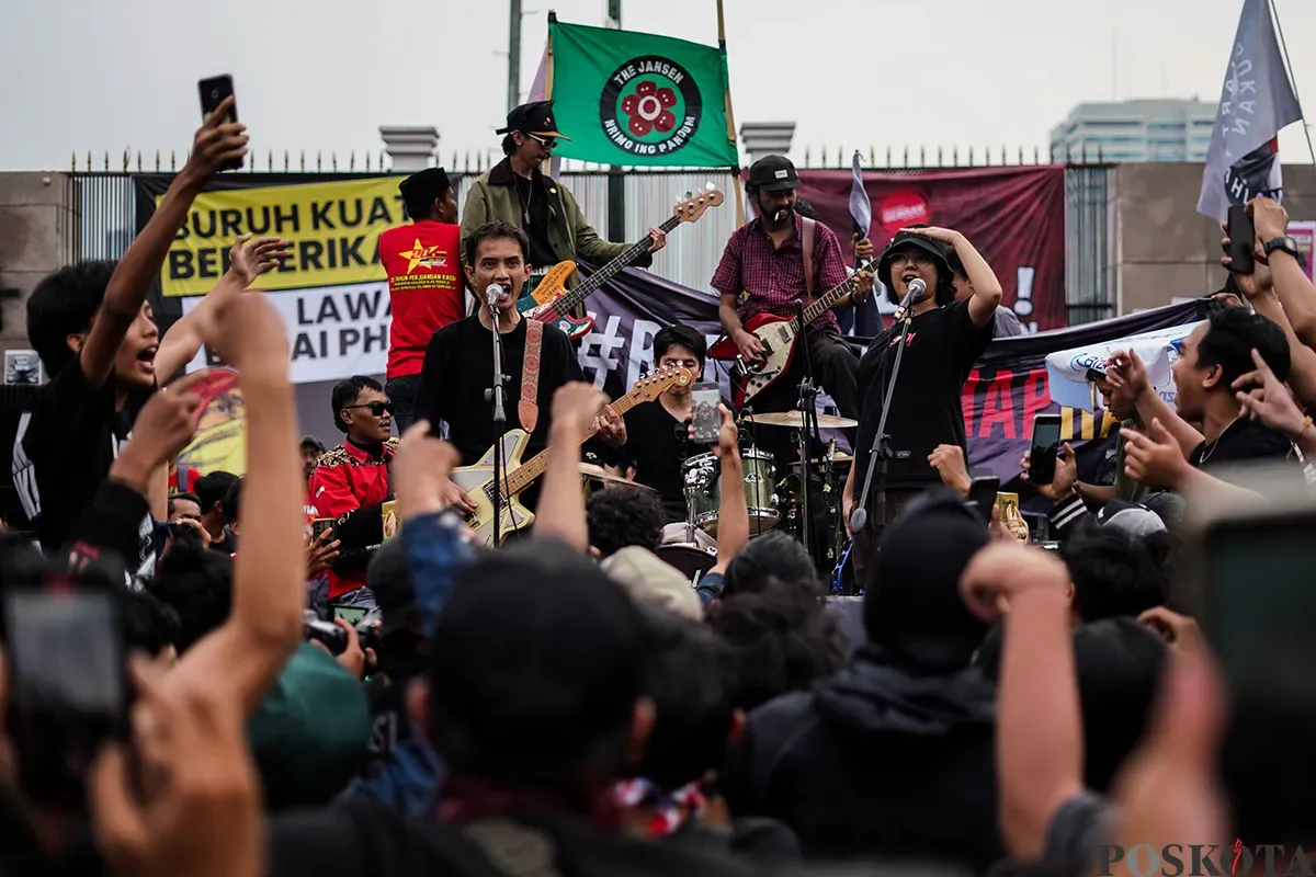 Aksi massa buruh dari berbagai serkiat kerja saat memperingati hari Buruh Internasional (May Day) di depan komplek DPR RI, Jakarta, Kamis, 1 Mei 2025. (Sumber: Poskota/Bilal Nugraha Ginanjar)