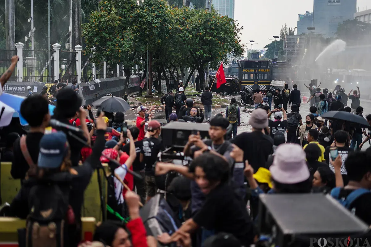 Aksi massa buruh dari berbagai serkiat kerja saat memperingati hari Buruh Internasional (May Day) di depan komplek DPR RI, Jakarta, Kamis, 1 Mei 2025. (Sumber: Poskota/Bilal Nugraha Ginanjar)