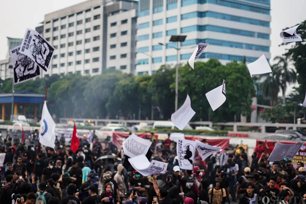 Aksi massa buruh dari berbagai serkiat kerja saat memperingati hari Buruh Internasional (May Day) di depan komplek DPR RI, Jakarta, Kamis, 1 Mei 2025. (Sumber: Poskota/Bilal Nugraha Ginanjar)