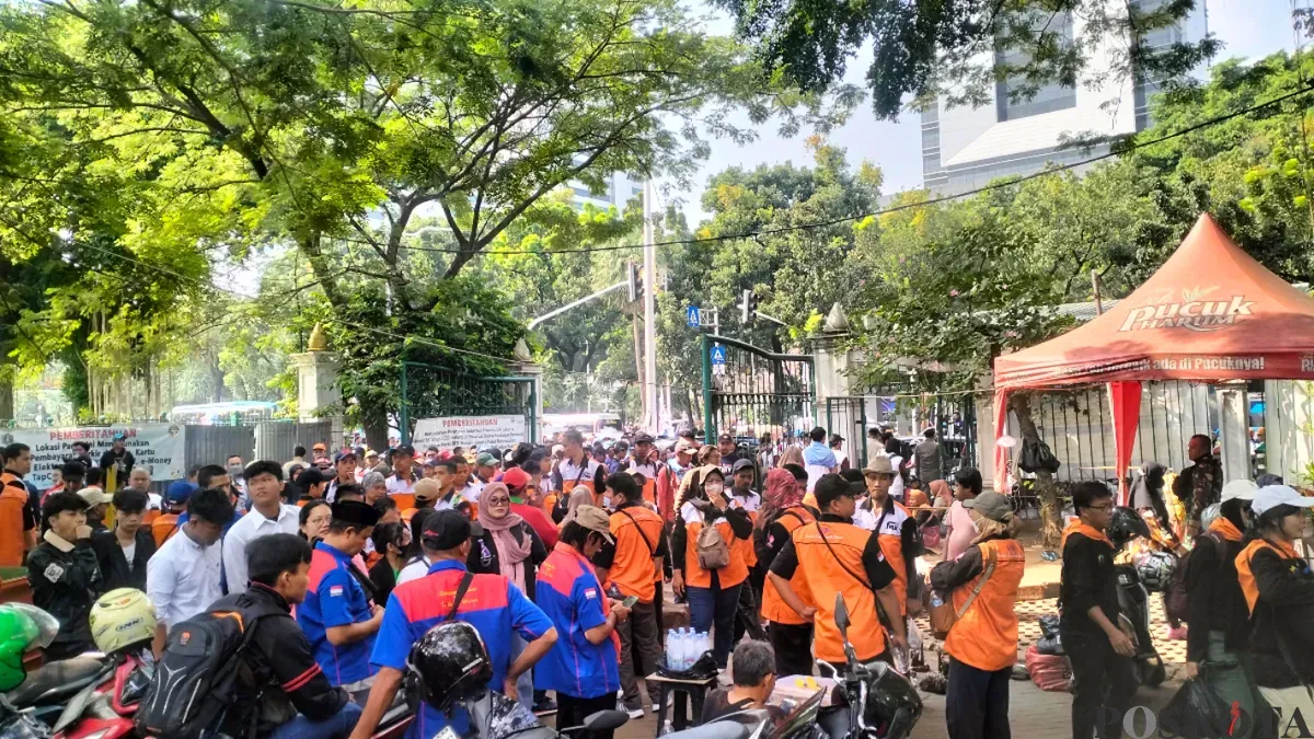 Massa buruh dari berbagai federasi mulai padati kawasan Monas, Jakarta Pusat, Kamis 1 Mei 2025. (Sumber: Poskota/Muhammad Tegar Jihad Al Faruq)