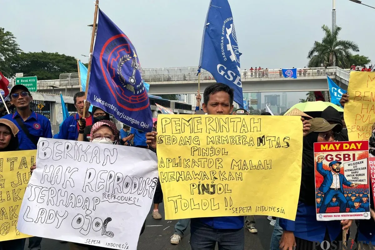 Buruh berunjuk rasa di depan Gedung DPR RI, Senayan, Jakarta Pusat, Kamis, 1 Mei 2025. (Sumber: Poskota/Pandi Ramedhan)
