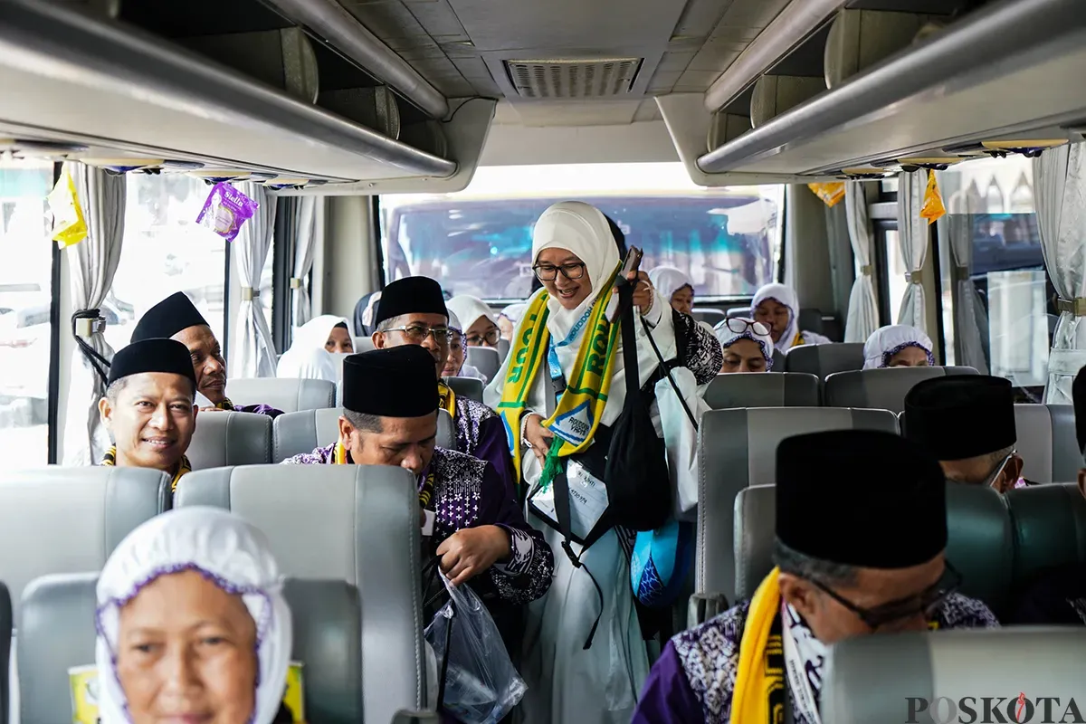 Para calon jamaah haji kelompok terbang (Kloter) I asal Jakarta mulai berdatangan dan mengikuti proses registrasi di Asrama Haji Pondok Gede, Jakarta Timur, Kamis, 1 Mei 2025. (Sumber: Poskota/Bilal Nugraha Ginanjar)