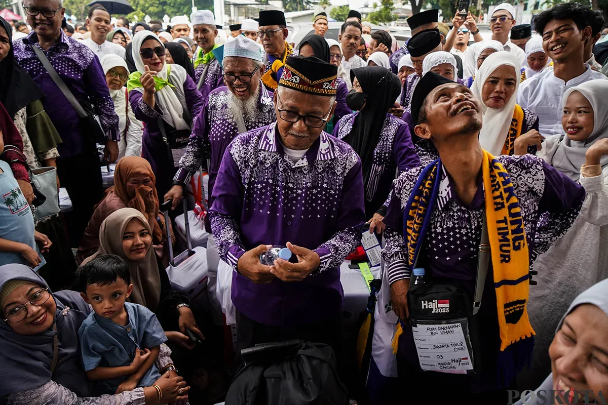Para calon jamaah haji kelompok terbang (Kloter) I asal Jakarta mulai berdatangan dan mengikuti proses registrasi di Asrama Haji Pondok Gede, Jakarta Timur, Kamis, 1 Mei 2025. (Sumber: Poskota/Bilal Nugraha Ginanjar)