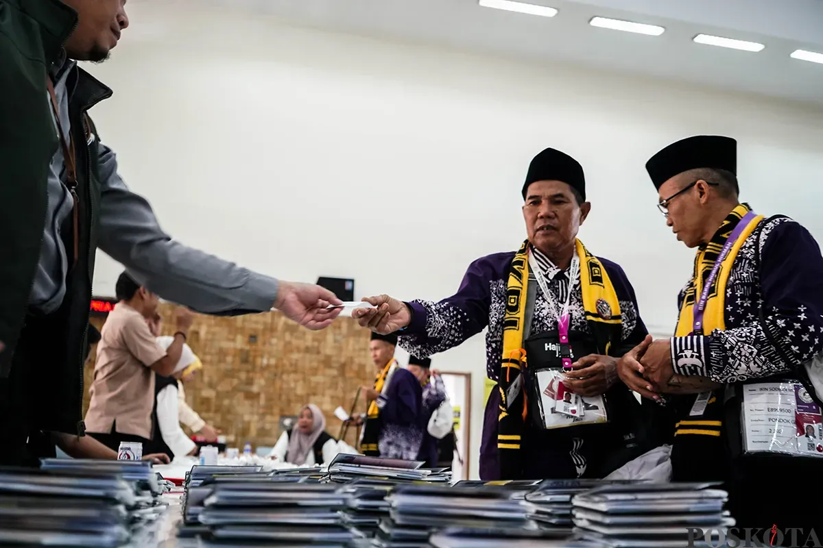Para calon jamaah haji kelompok terbang (Kloter) I asal Jakarta mulai berdatangan dan mengikuti proses registrasi di Asrama Haji Pondok Gede, Jakarta Timur, Kamis, 1 Mei 2025. (Sumber: Poskota/Bilal Nugraha Ginanjar)