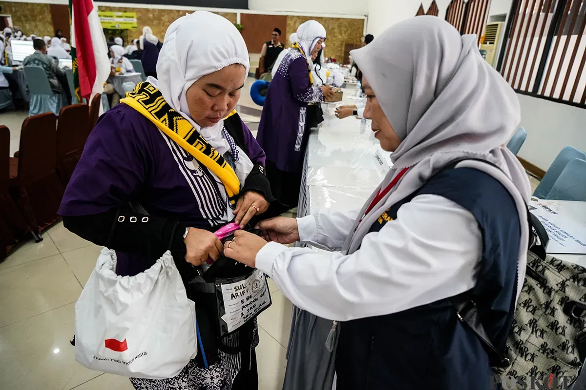 Para calon jamaah haji kelompok terbang (Kloter) I asal Jakarta mulai berdatangan dan mengikuti proses registrasi di Asrama Haji Pondok Gede, Jakarta Timur, Kamis, 1 Mei 2025. (Sumber: Poskota/Bilal Nugraha Ginanjar)