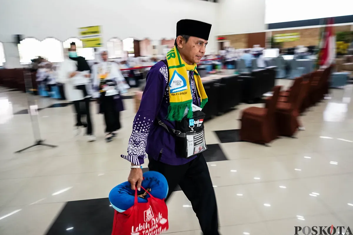 Para calon jamaah haji kelompok terbang (Kloter) I asal Jakarta mulai berdatangan dan mengikuti proses registrasi di Asrama Haji Pondok Gede, Jakarta Timur, Kamis, 1 Mei 2025. (Sumber: Poskota/Bilal Nugraha Ginanjar)